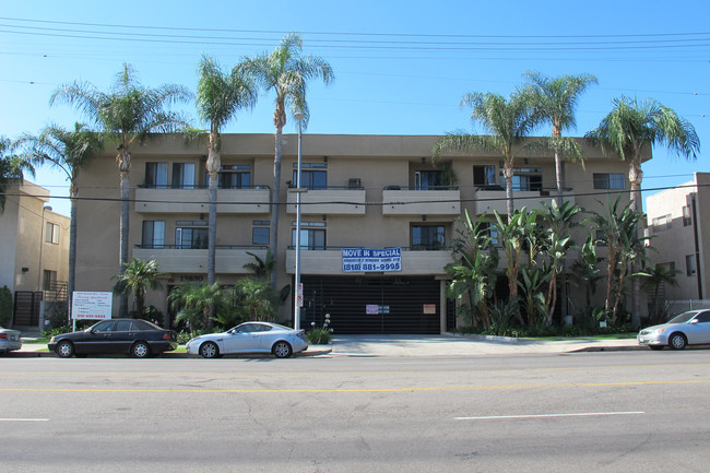 Tarzana Apartments in Tarzana, CA - Foto de edificio - Building Photo