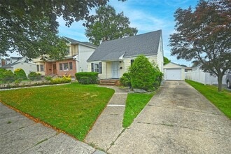 57 Netherwood Dr in Albertson, NY - Building Photo - Building Photo