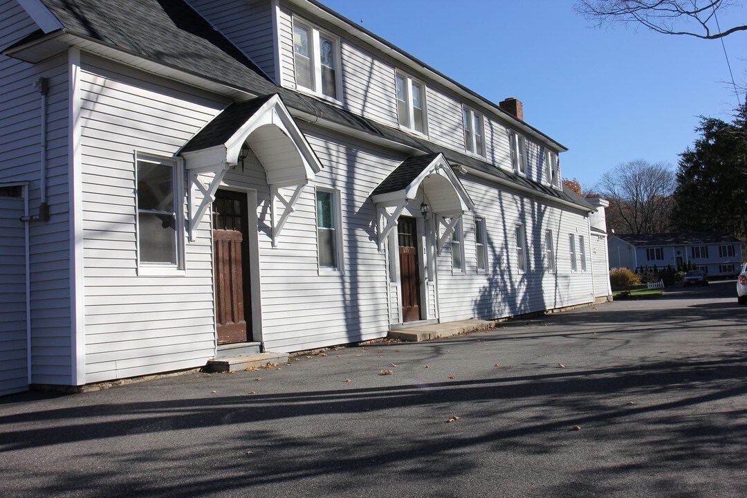 695 Beacon Valley Road in Naugatuck, CT - Foto de edificio
