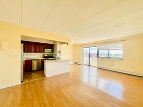 9229 Queens Blvd, Unit 17G in Rego Park, NY - Foto de edificio - Building Photo