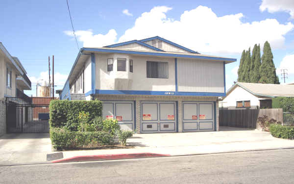 12915 Roselle Ave in Hawthorne, CA - Foto de edificio