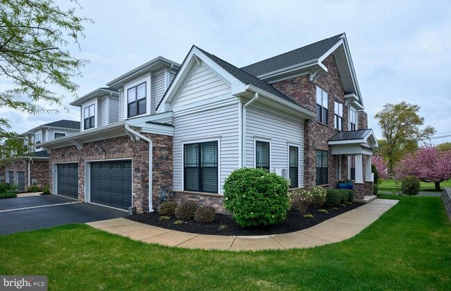 14 Dogleg Ln in Lawrence Township, NJ - Foto de edificio - Building Photo