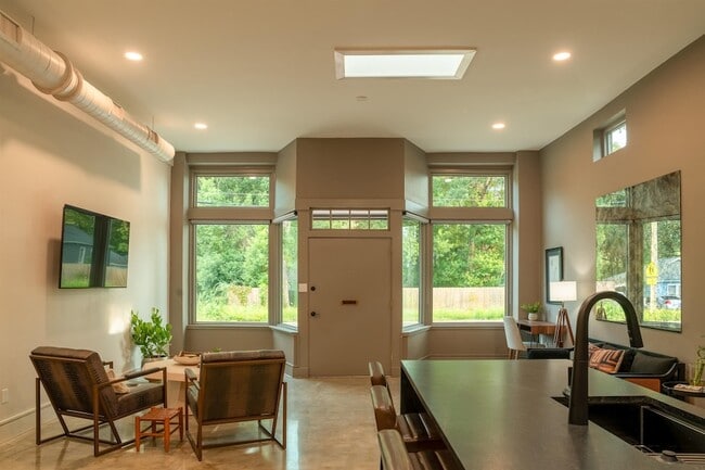 property at 612 W 8th Ave