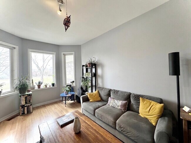 581 Carlaw Ave in Toronto, ON - Building Photo - Building Photo