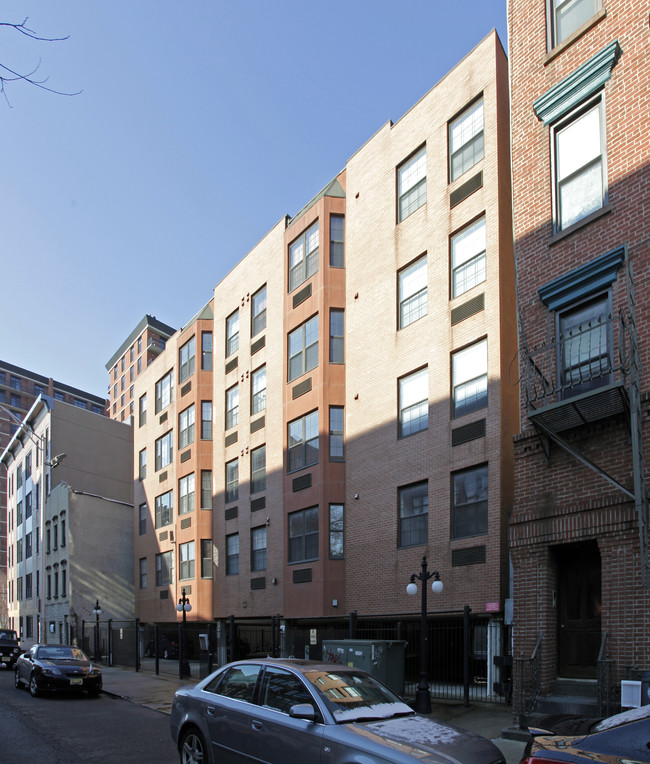 652 1st St in Hoboken, NJ - Building Photo - Building Photo