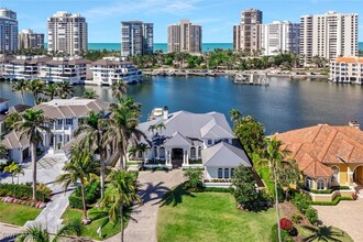 311 Neapolitan Way in Naples, FL - Foto de edificio - Building Photo