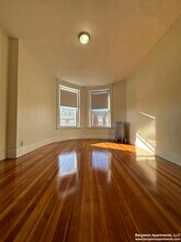 18 Mount Hood Rd, Unit 3 in Boston, MA - Building Photo - Building Photo