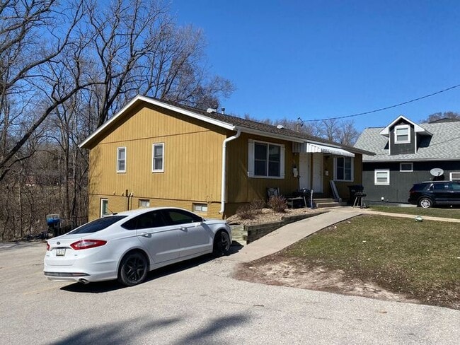 927 N Dodge St in Iowa City, IA - Building Photo - Building Photo