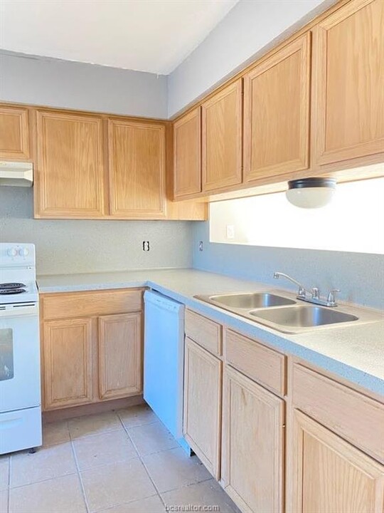1411 Summit St in College Station, TX - Building Photo