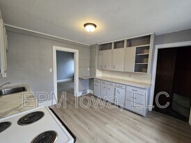 714 W 1st St in Waterloo, IA - Building Photo