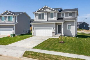 16605 Oakwood Dr in Urbandale, IA - Building Photo