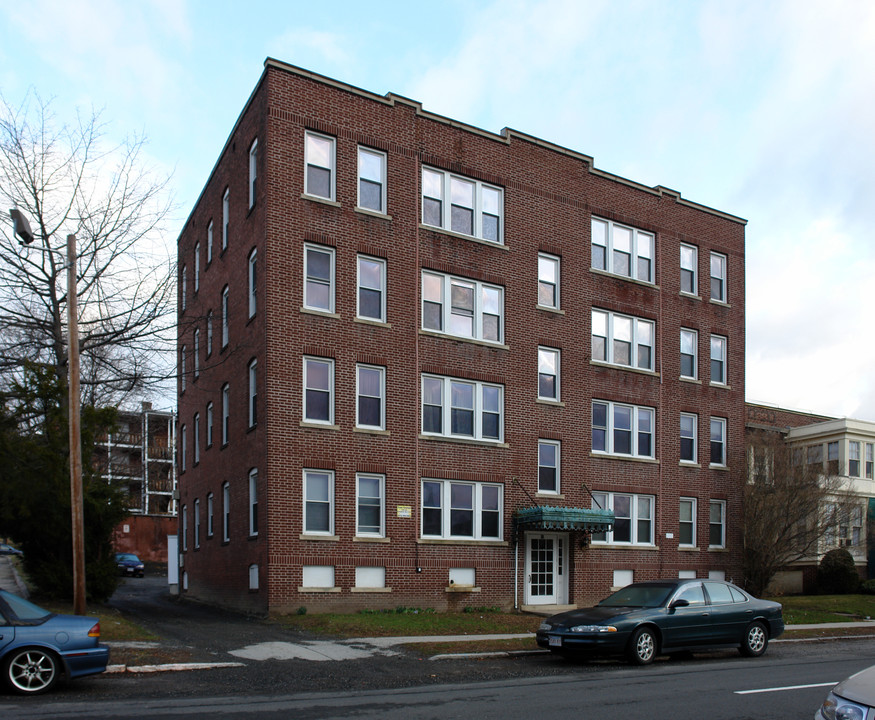 95 Linden St in Holyoke, MA - Building Photo