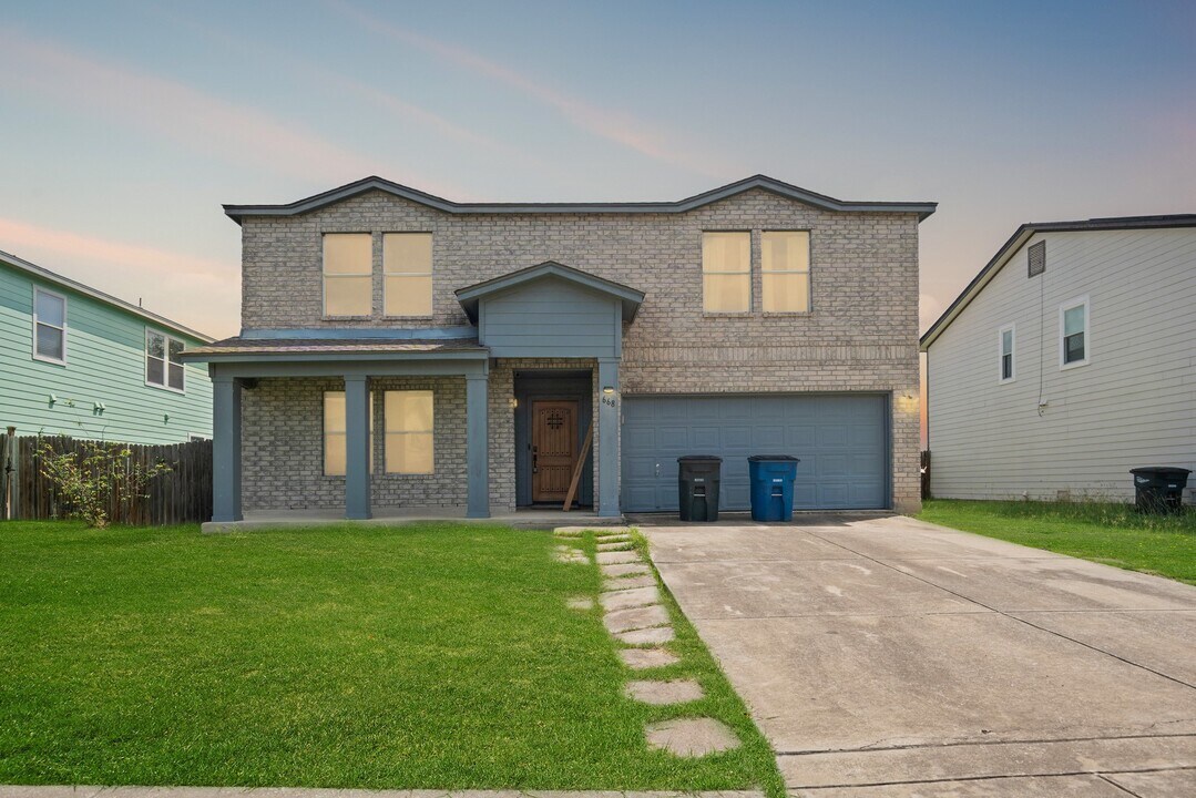 668 NW Crossing Dr in New Braunfels, TX - Foto de edificio