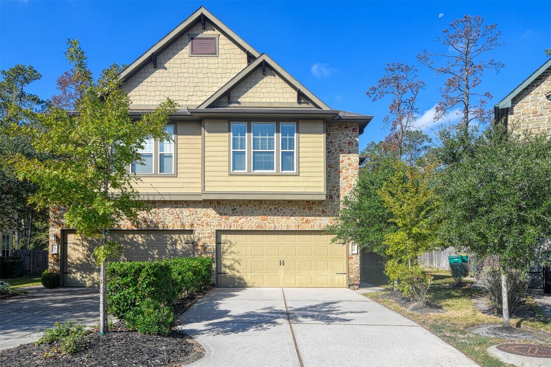 38 Cheswood Manor Drive in The Woodlands, TX - Building Photo