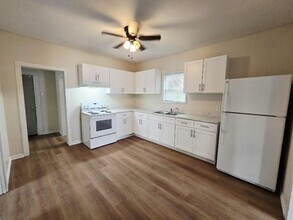 18 N Avenue C in Freeport, TX - Building Photo - Building Photo