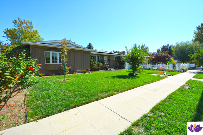 6622 Woodlake Ave in West Hills, CA - Foto de edificio - Building Photo