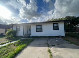241 Orange St in Mathis, TX - Building Photo