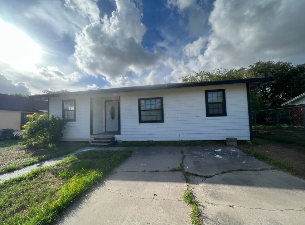 241 Orange St in Mathis, TX - Building Photo