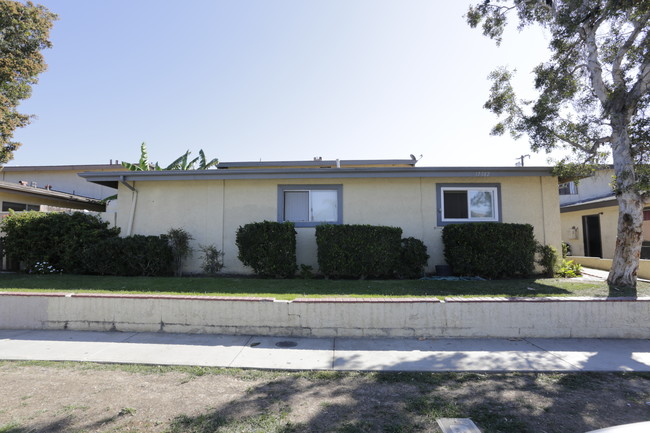 17382 Keelson Ln in Huntington Beach, CA - Building Photo - Building Photo