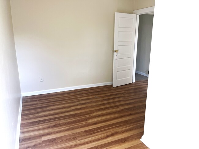 251 Maple Ave, Unit Apt D in South Bound Brook, NJ - Foto de edificio - Building Photo