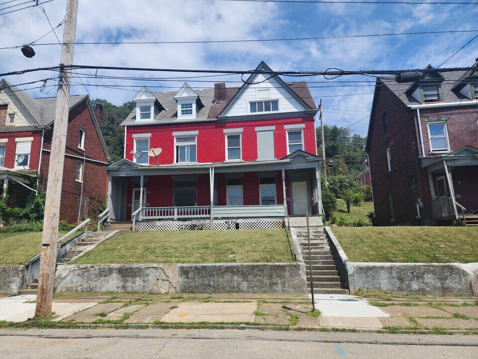446 Airbrake Ave in Wilmerding, PA - Building Photo