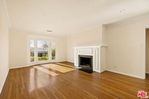 1344 N Crescent Heights Blvd in West Hollywood, CA - Building Photo