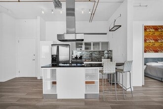 10 SW South River Dr, Unit 1615 in Miami, FL - Foto de edificio - Building Photo