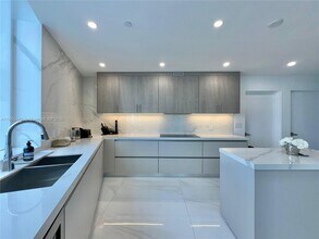 15901 Collins Ave, Unit 2406 in Sunny Isles Beach, FL - Foto de edificio - Building Photo