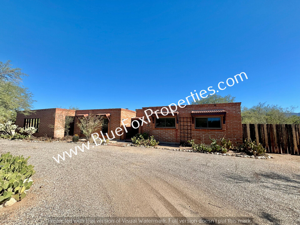 3520 N Melpomene Way in Tucson, AZ - Building Photo