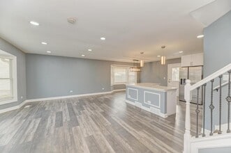 585 Cambridge Way in Bolingbrook, IL - Foto de edificio - Building Photo