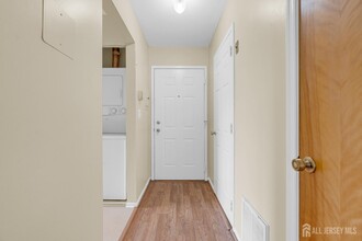 101 Beverly Hl Ter in Woodbridge, NJ - Building Photo - Building Photo