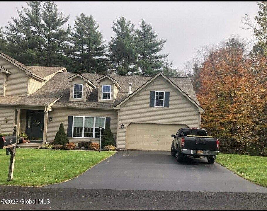 27 Secretariat Ln in Saratoga Springs, NY - Building Photo
