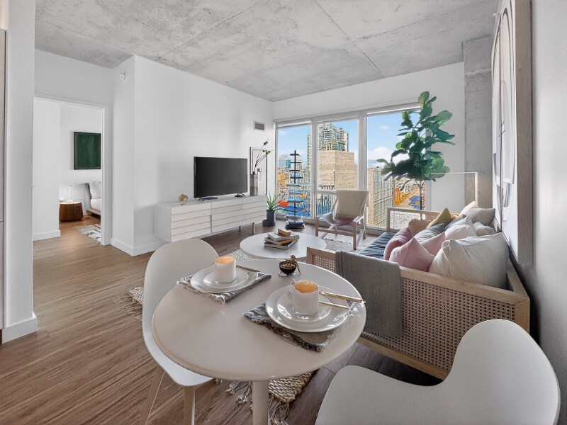 167 N Desplaines St, Unit 611 in Chicago, IL - Foto de edificio