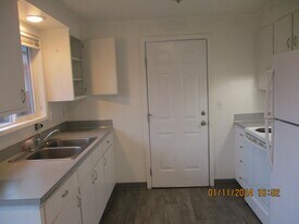 590 67th St in Springfield, OR - Building Photo