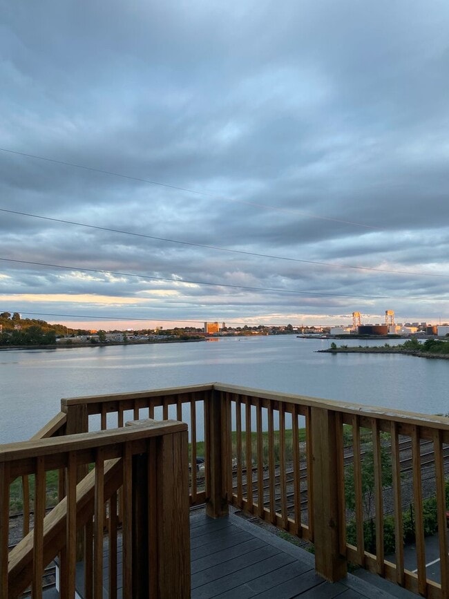 373 Crescent Ave in Chelsea, MA - Foto de edificio - Building Photo