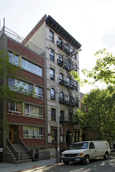 241 E 7th St in New York, NY - Foto de edificio