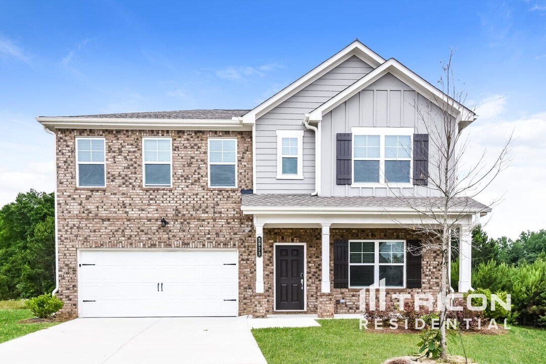 3923 Rustic Barn Wy in Loganville, GA - Building Photo