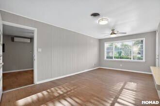 210 Mize St in Huntsville, TX - Foto de edificio - Building Photo