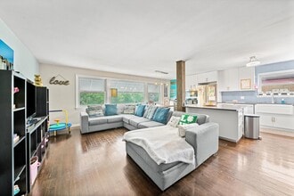 8819 N Wisner St in Niles, IL - Foto de edificio - Building Photo