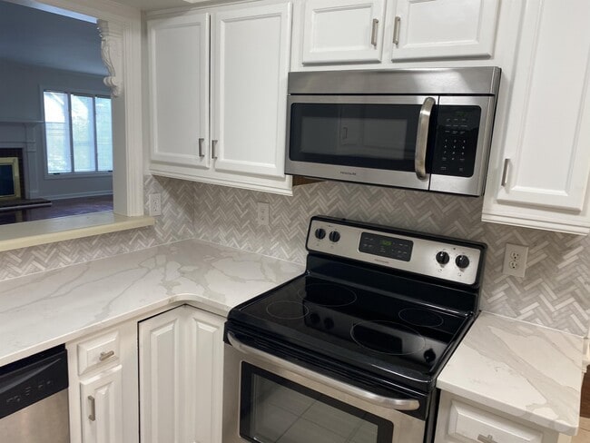 655 Croston Dr in Winston-Salem, NC - Building Photo - Building Photo