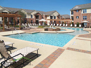 Vista 121 Apartment Homes in Lewisville, TX - Foto de edificio - Building Photo