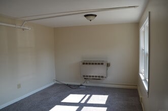 9 Miner Ave in Waterford, CT - Building Photo - Building Photo