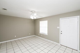 8911 McPherson Rd, Unit 2D in Laredo, TX - Building Photo - Building Photo