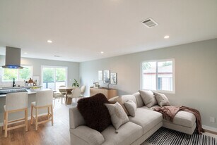 5847 Willoughby Ave in Los Angeles, CA - Building Photo