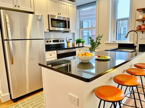 92 W Cedar St in Boston, MA - Building Photo - Building Photo