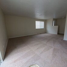 1588 Del Rio Ave SE, Unit 1588-C in Albany, OR - Building Photo - Building Photo