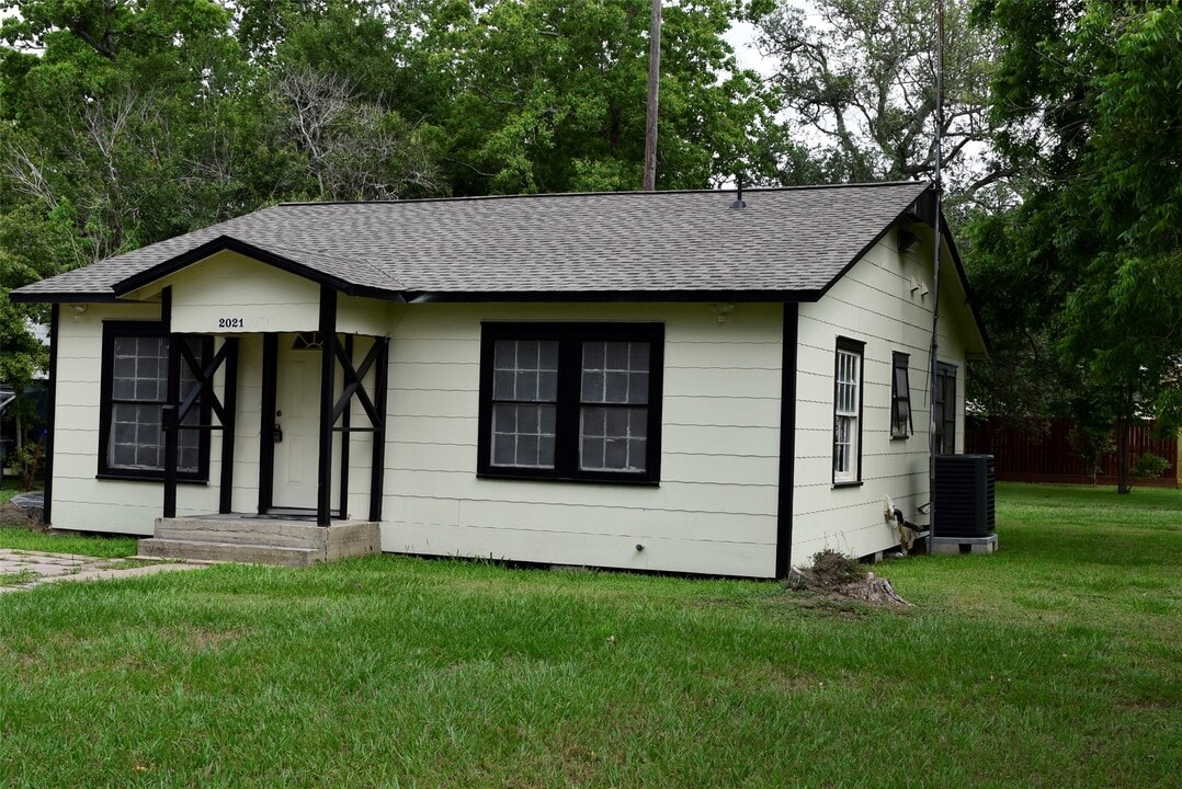 2021 Ducros St in Bay City, TX - Building Photo
