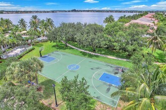 5271 SW 173rd Ave in Miramar, FL - Foto de edificio - Building Photo
