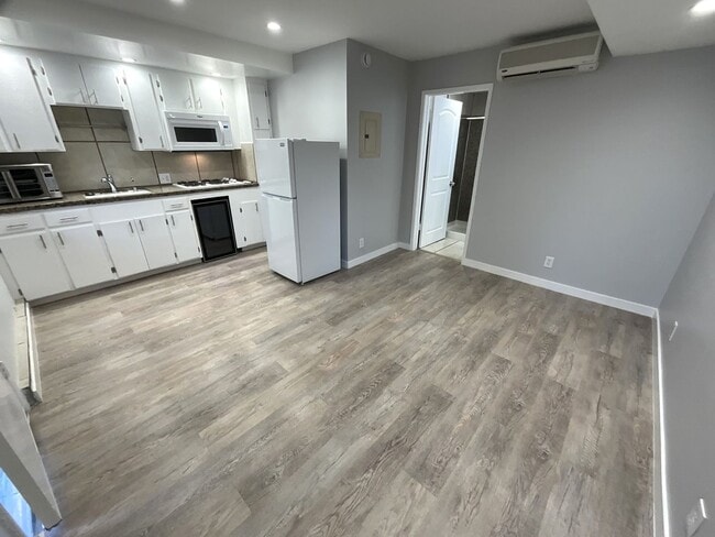 10814-10818 Blix St in Los Angeles, CA - Building Photo - Building Photo