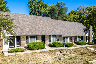 Holmesbrook Townhomes in Kansas City, MO - Building Photo - Building Photo